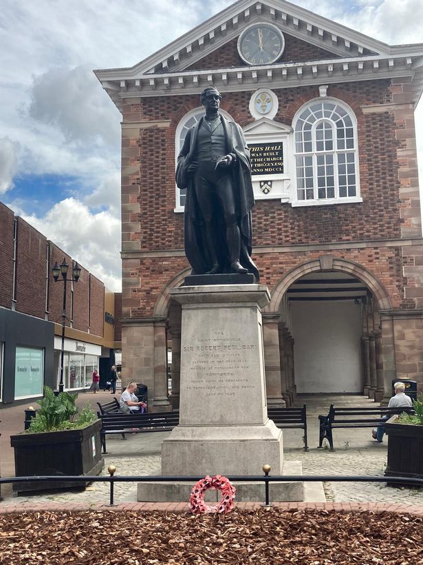https://whatremovals.co.uk/wp-content/uploads/2022/02/Robert Peel Statue-225x300.jpeg